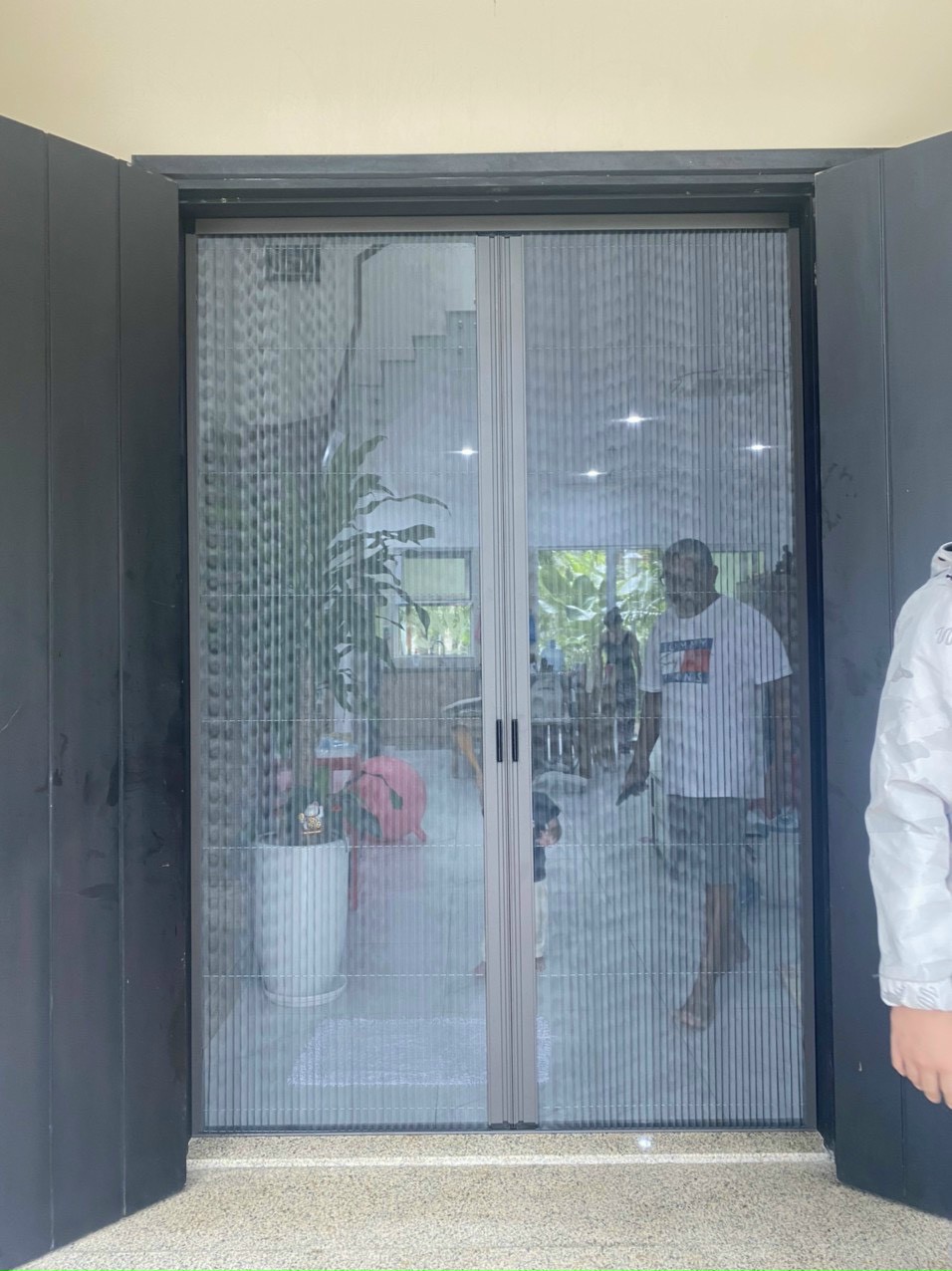 Cửa lưới chống muỗi dạng xếp màu ghi